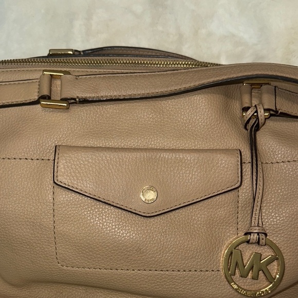 Michael Kors Tan Shoulder Bag with Gold Accents - Picture 8 of 14